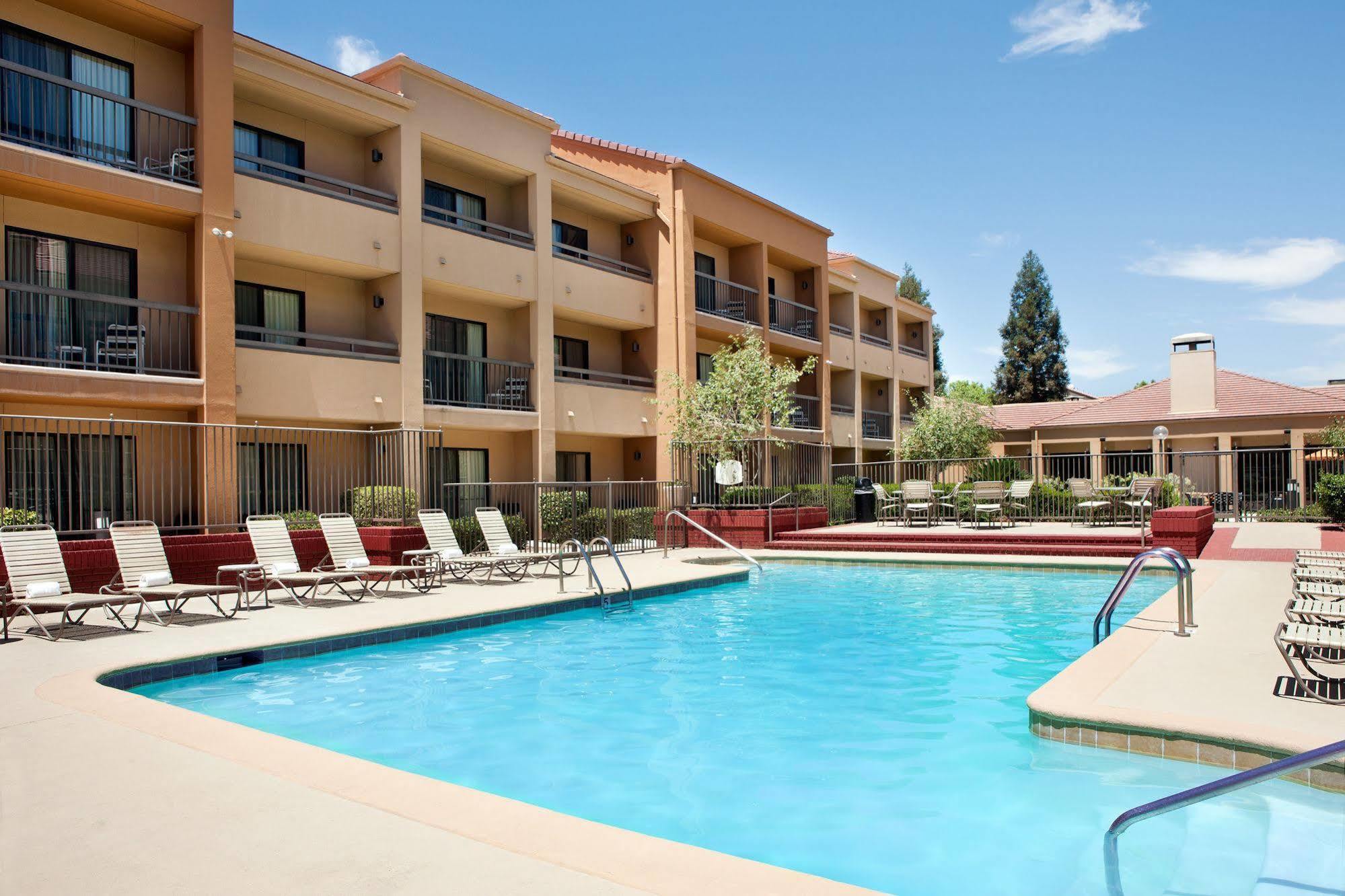 Courtyard By Marriott Bakersfield Exterior foto